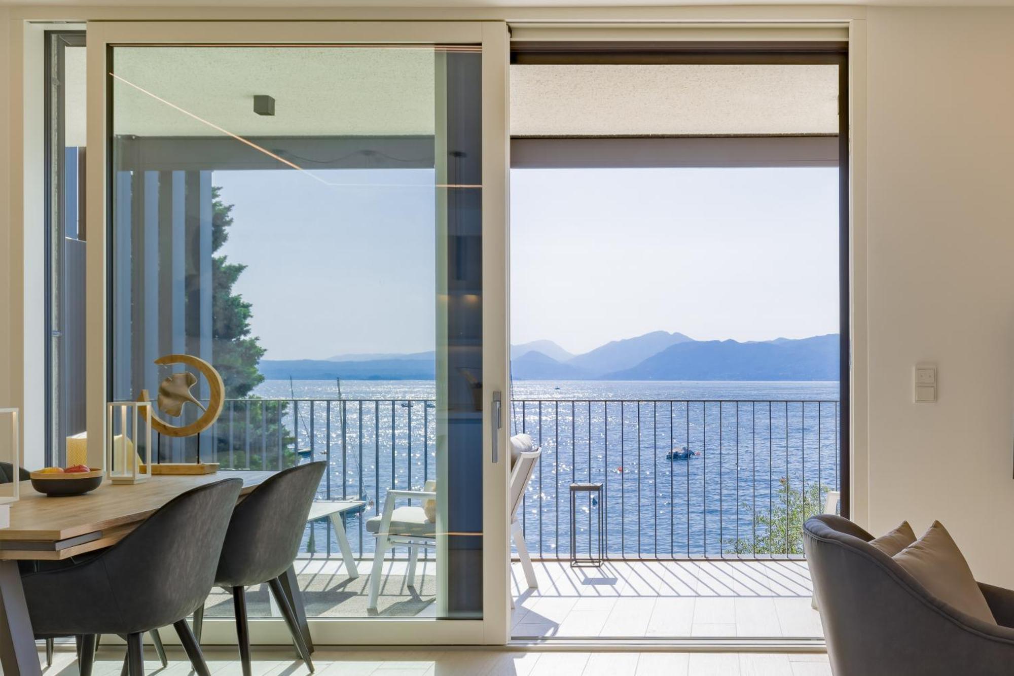 Salvatorehomes - Luxurious Dreamview Waterfront Apartment In Torri Del Benaco With Pool - Casa Azura - A 5 Star Luxury Collection At Lake Garda Exterior photo