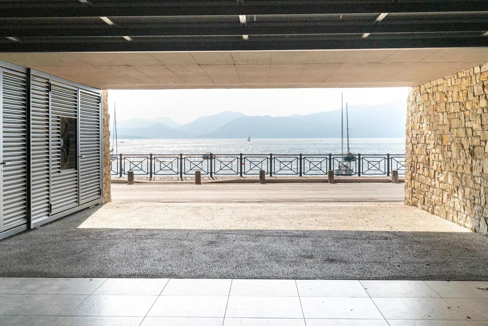 Salvatorehomes - Luxurious Dreamview Waterfront Apartment In Torri Del Benaco With Pool - Casa Azura - A 5 Star Luxury Collection At Lake Garda Exterior photo
