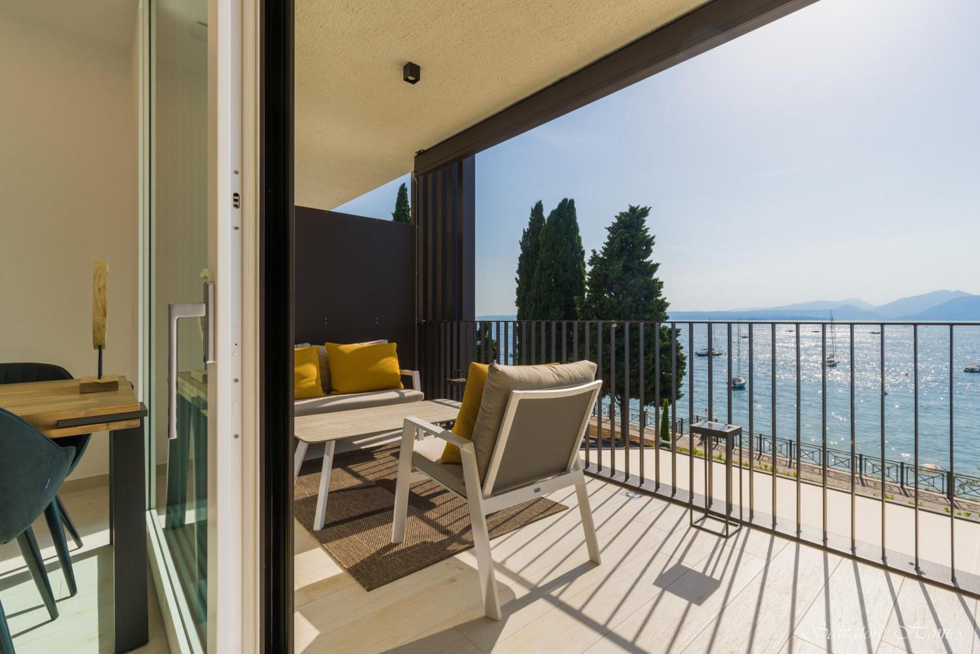 Salvatorehomes - Luxurious Dreamview Waterfront Apartment In Torri Del Benaco With Pool - Casa Azura - A 5 Star Luxury Collection At Lake Garda Exterior photo