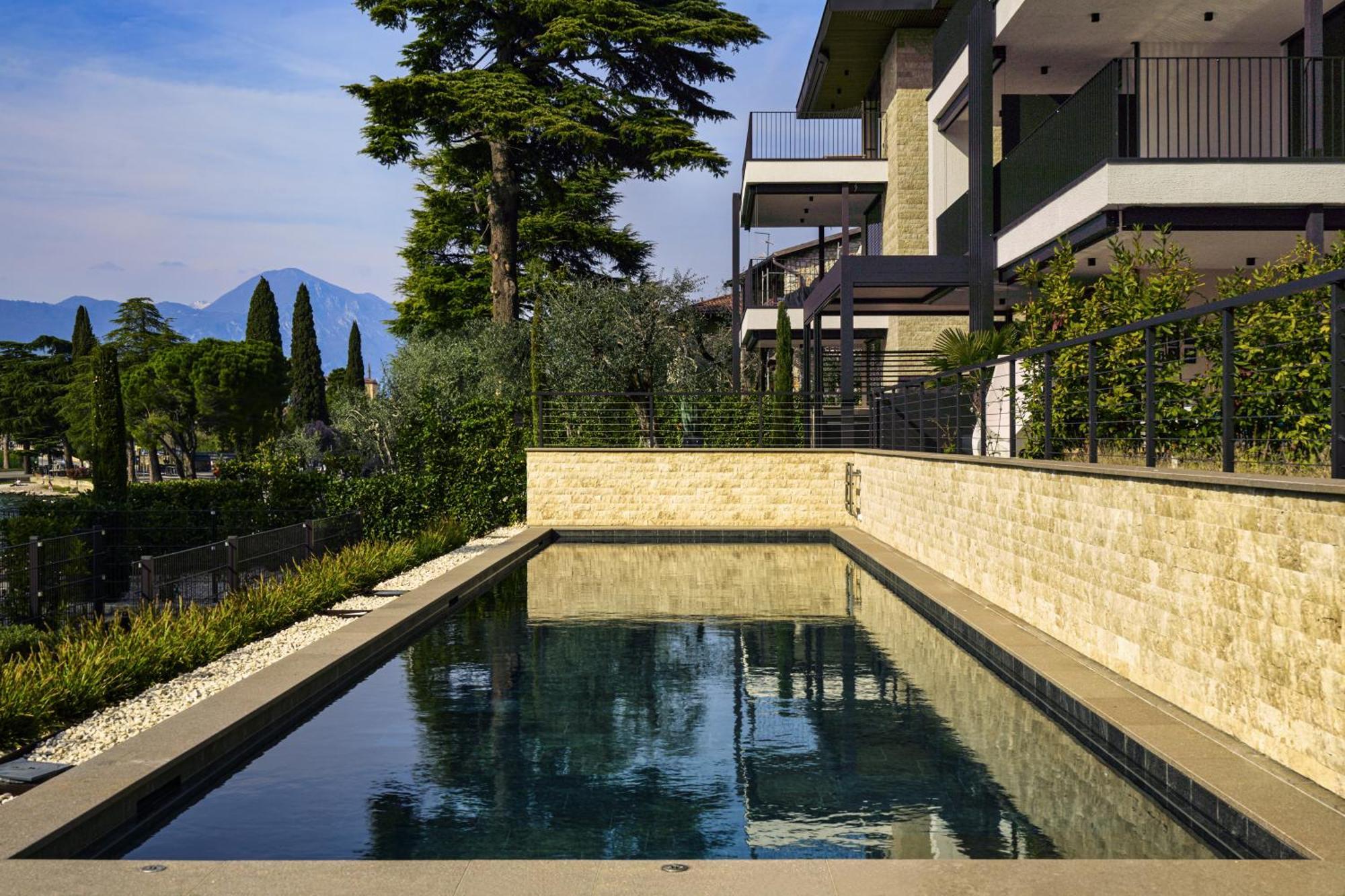 Salvatorehomes - Luxurious Dreamview Waterfront Apartment In Torri Del Benaco With Pool - Casa Azura - A 5 Star Luxury Collection At Lake Garda Exterior photo