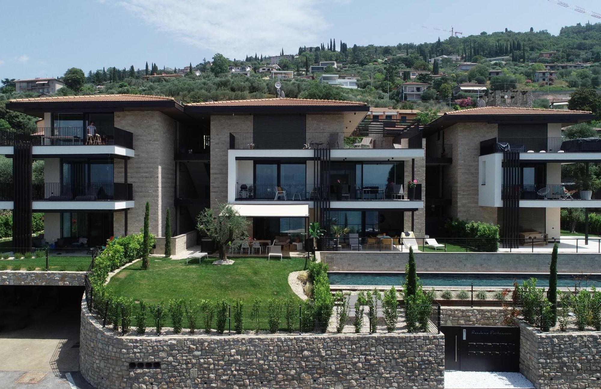 Salvatorehomes - Luxurious Dreamview Waterfront Apartment In Torri Del Benaco With Pool - Casa Azura - A 5 Star Luxury Collection At Lake Garda Exterior photo