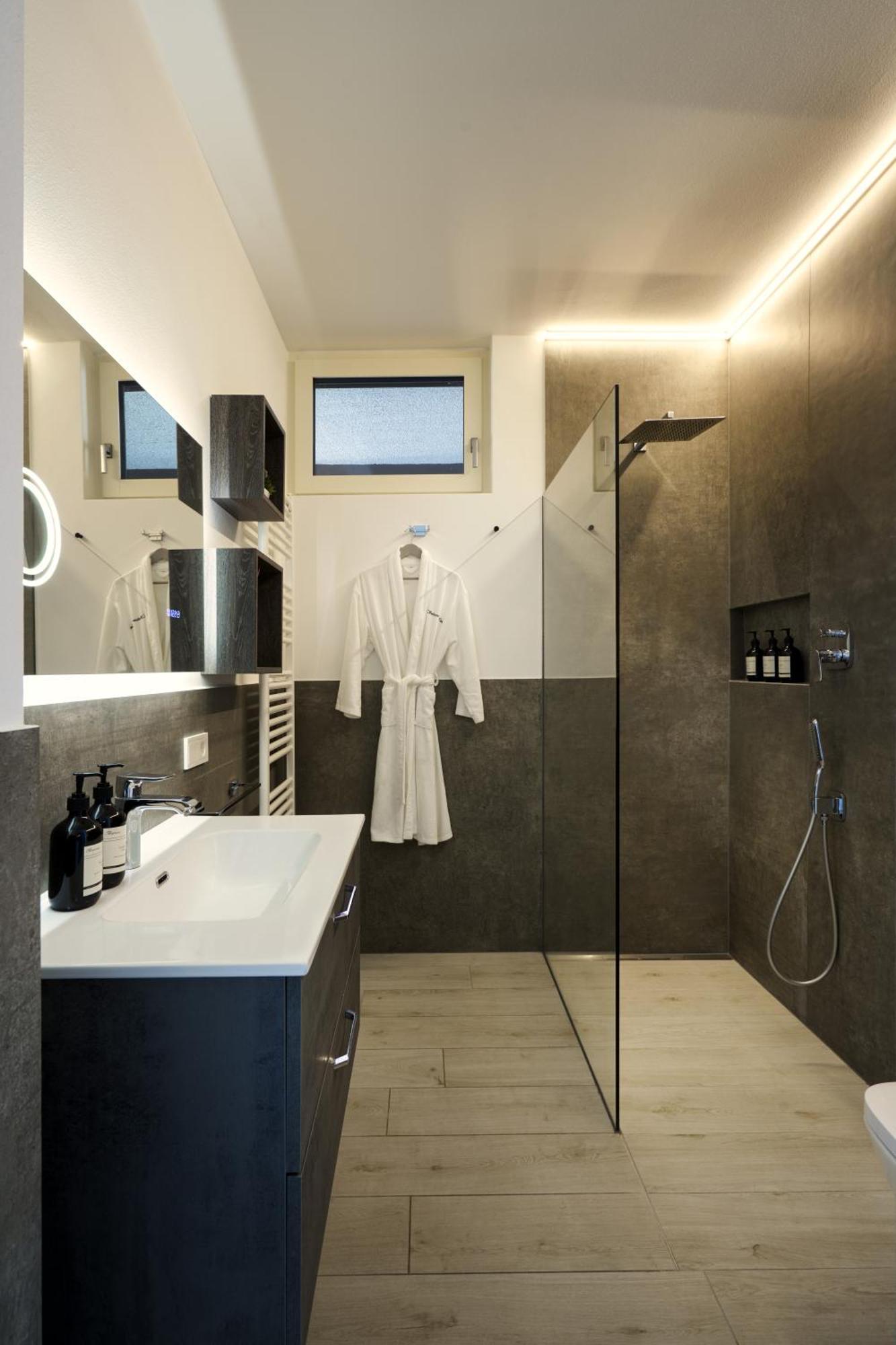 Salvatorehomes - Luxurious Dreamview Waterfront Apartment In Torri Del Benaco With Pool - Casa Azura - A 5 Star Luxury Collection At Lake Garda Exterior photo