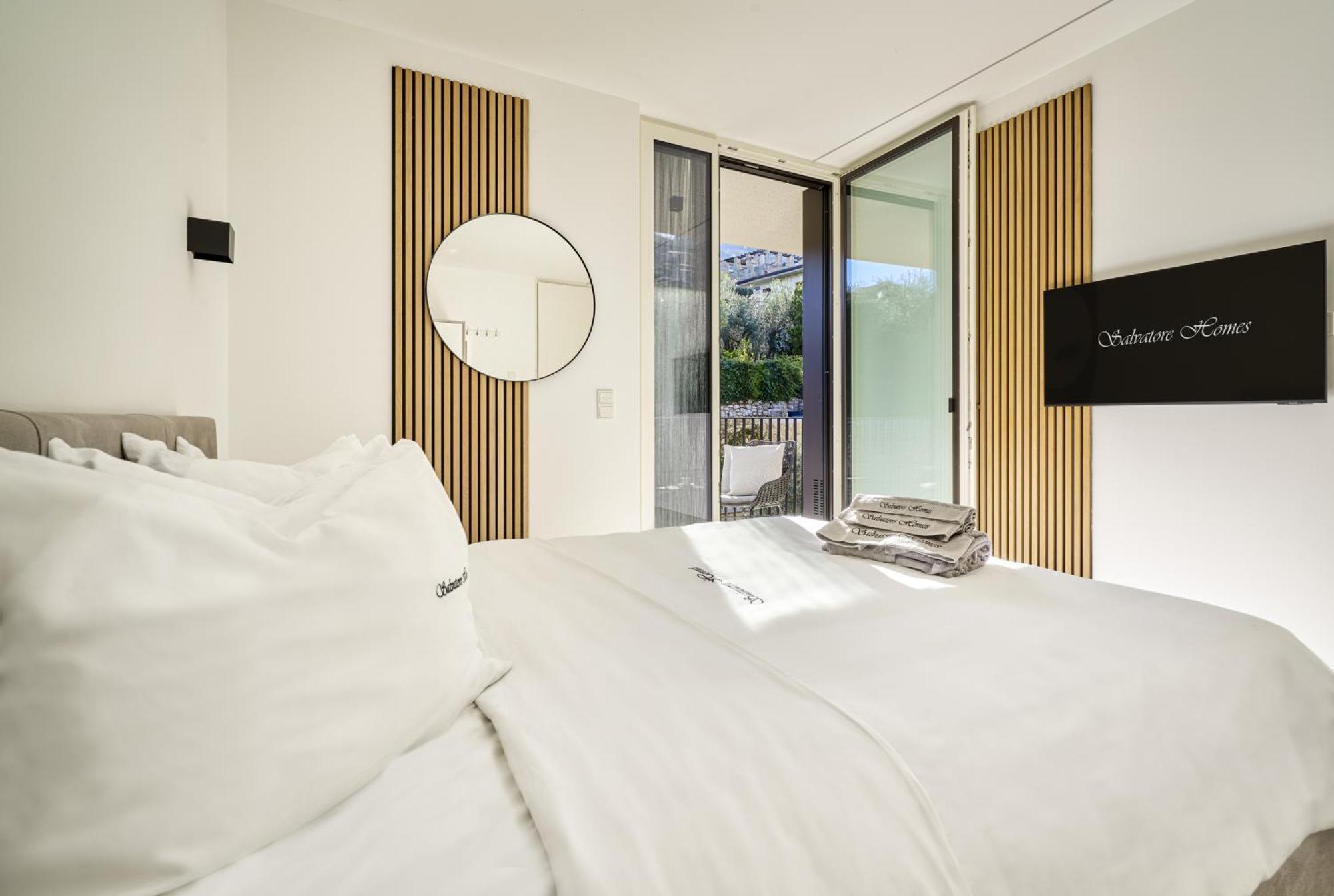 Salvatorehomes - Luxurious Dreamview Waterfront Apartment In Torri Del Benaco With Pool - Casa Azura - A 5 Star Luxury Collection At Lake Garda Exterior photo