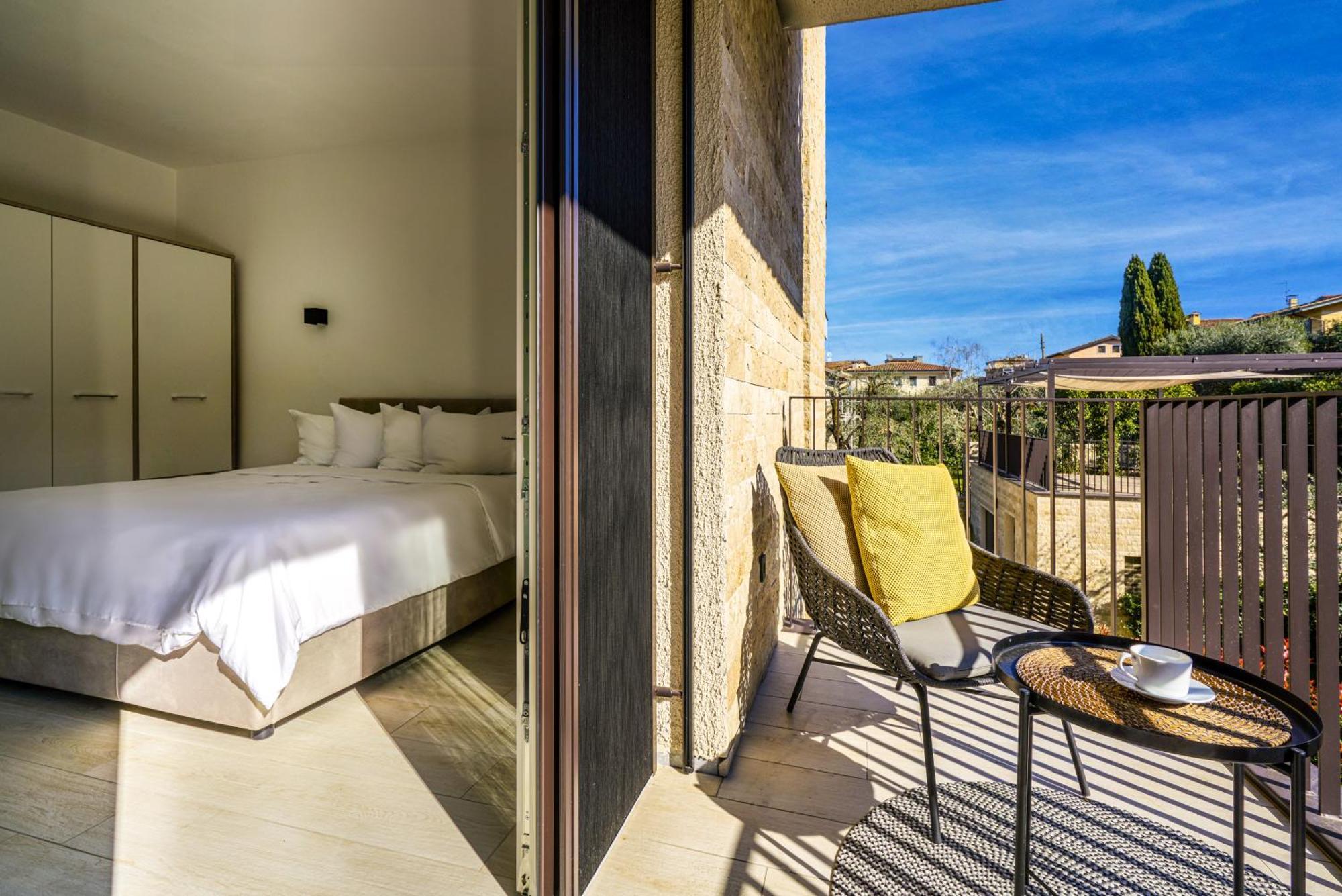 Salvatorehomes - Luxurious Dreamview Waterfront Apartment In Torri Del Benaco With Pool - Casa Azura - A 5 Star Luxury Collection At Lake Garda Exterior photo
