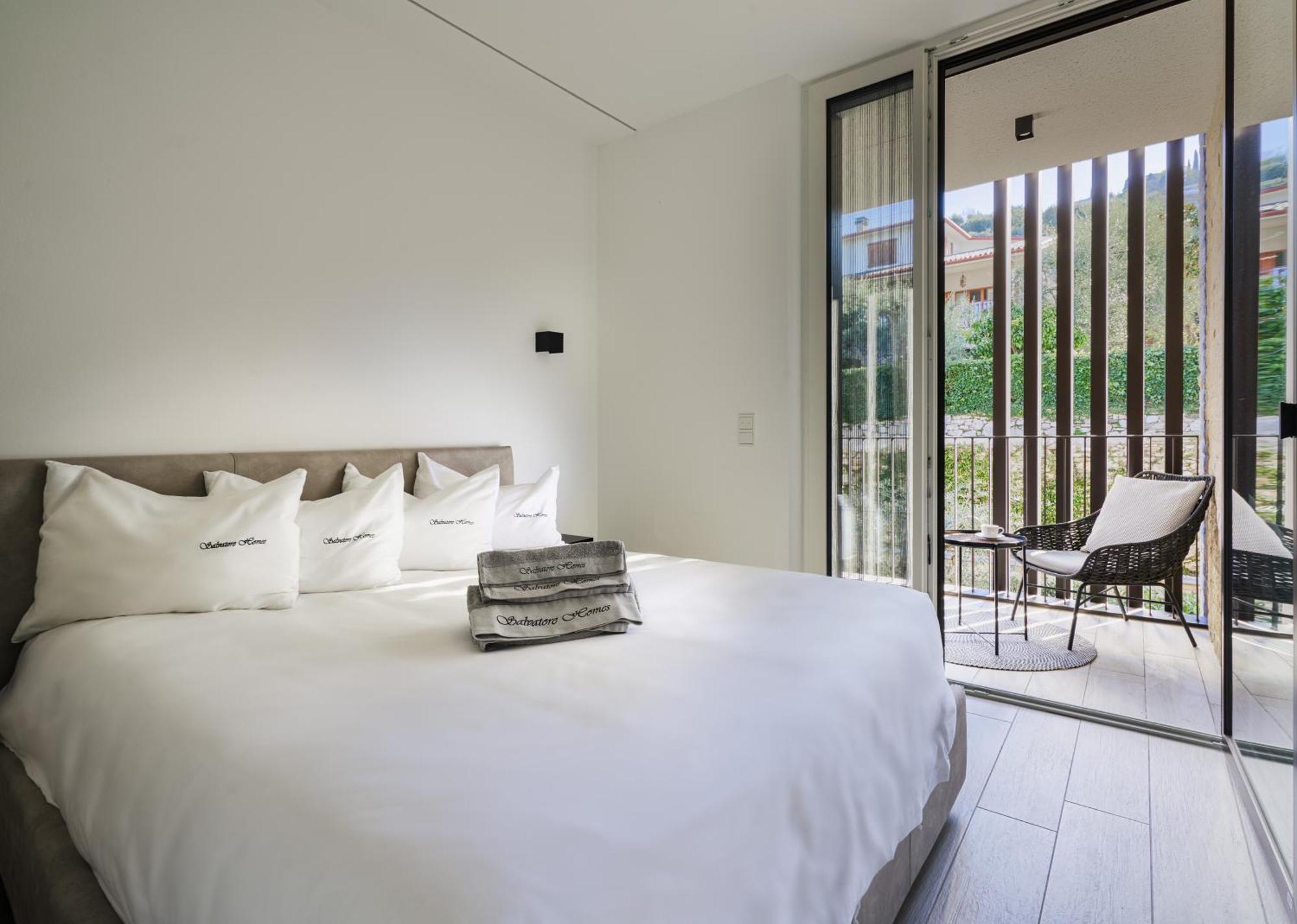 Salvatorehomes - Luxurious Dreamview Waterfront Apartment In Torri Del Benaco With Pool - Casa Azura - A 5 Star Luxury Collection At Lake Garda Exterior photo