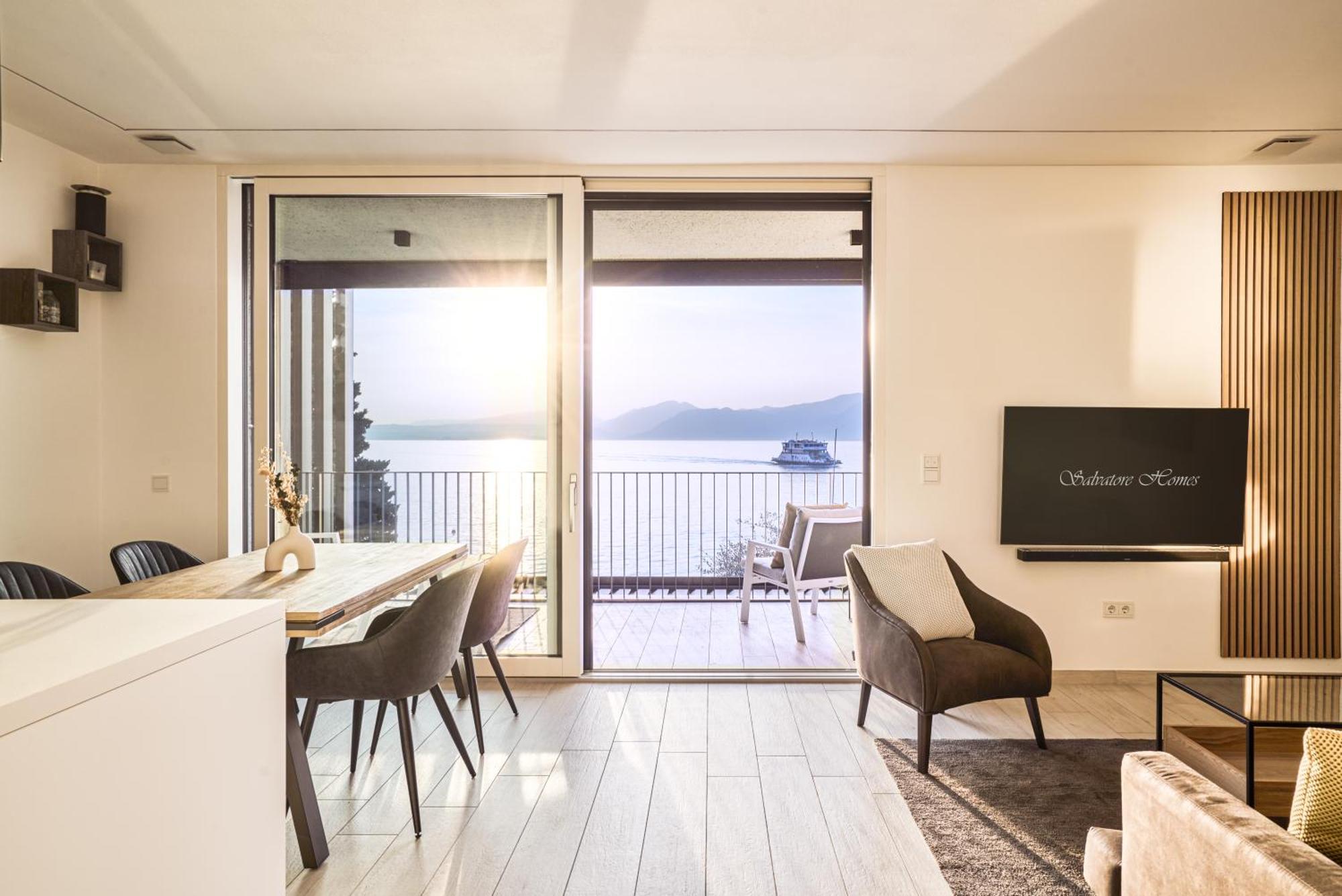 Salvatorehomes - Luxurious Dreamview Waterfront Apartment In Torri Del Benaco With Pool - Casa Azura - A 5 Star Luxury Collection At Lake Garda Exterior photo