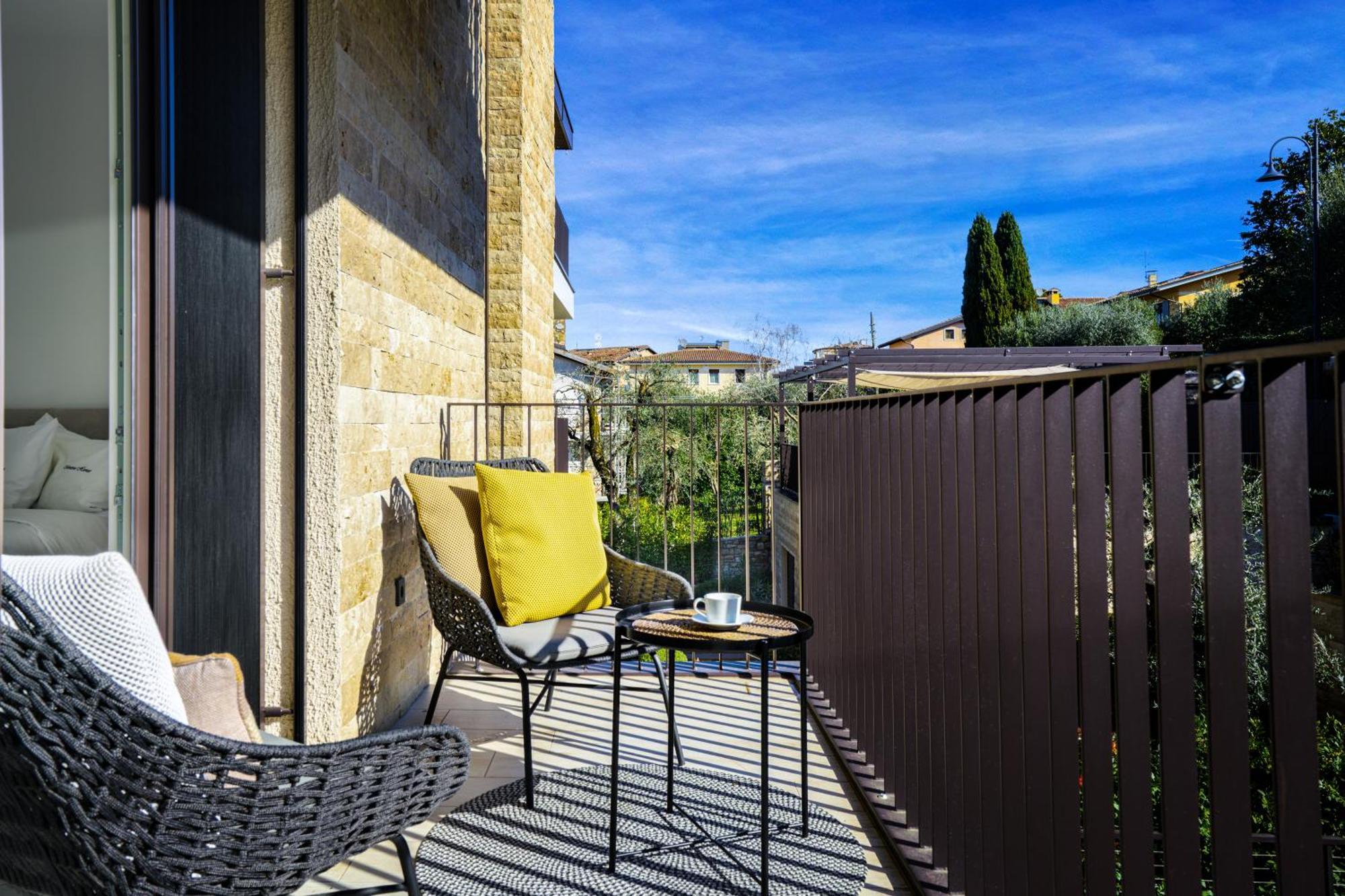 Salvatorehomes - Luxurious Dreamview Waterfront Apartment In Torri Del Benaco With Pool - Casa Azura - A 5 Star Luxury Collection At Lake Garda Exterior photo