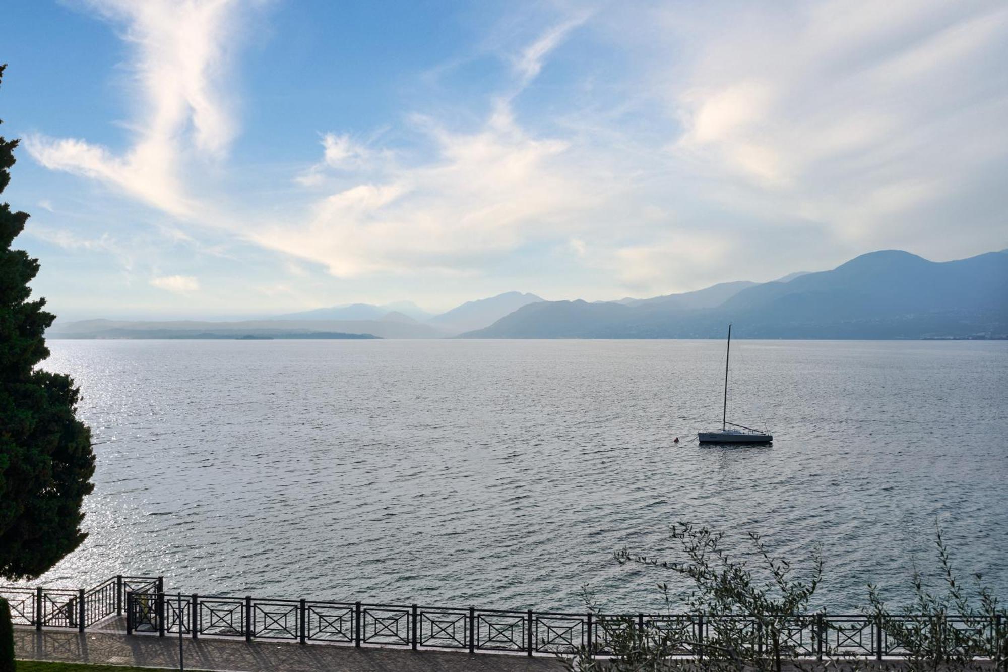 Salvatorehomes - Luxurious Dreamview Waterfront Apartment In Torri Del Benaco With Pool - Casa Azura - A 5 Star Luxury Collection At Lake Garda Exterior photo