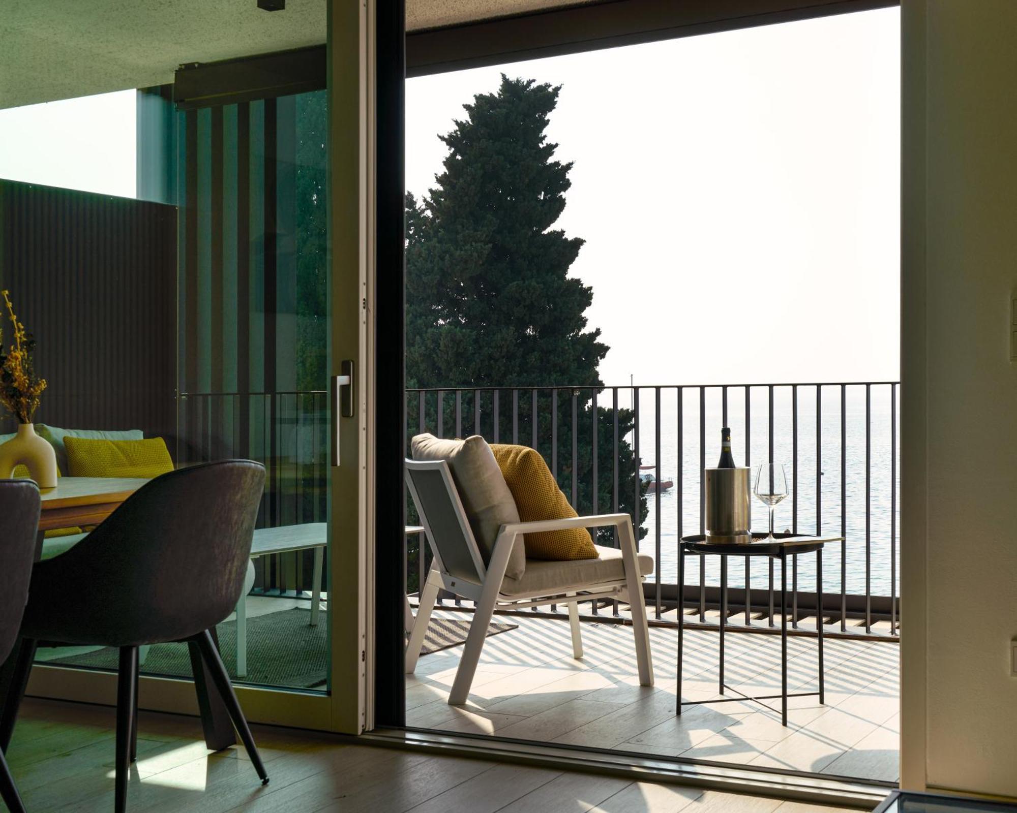 Salvatorehomes - Luxurious Dreamview Waterfront Apartment In Torri Del Benaco With Pool - Casa Azura - A 5 Star Luxury Collection At Lake Garda Exterior photo