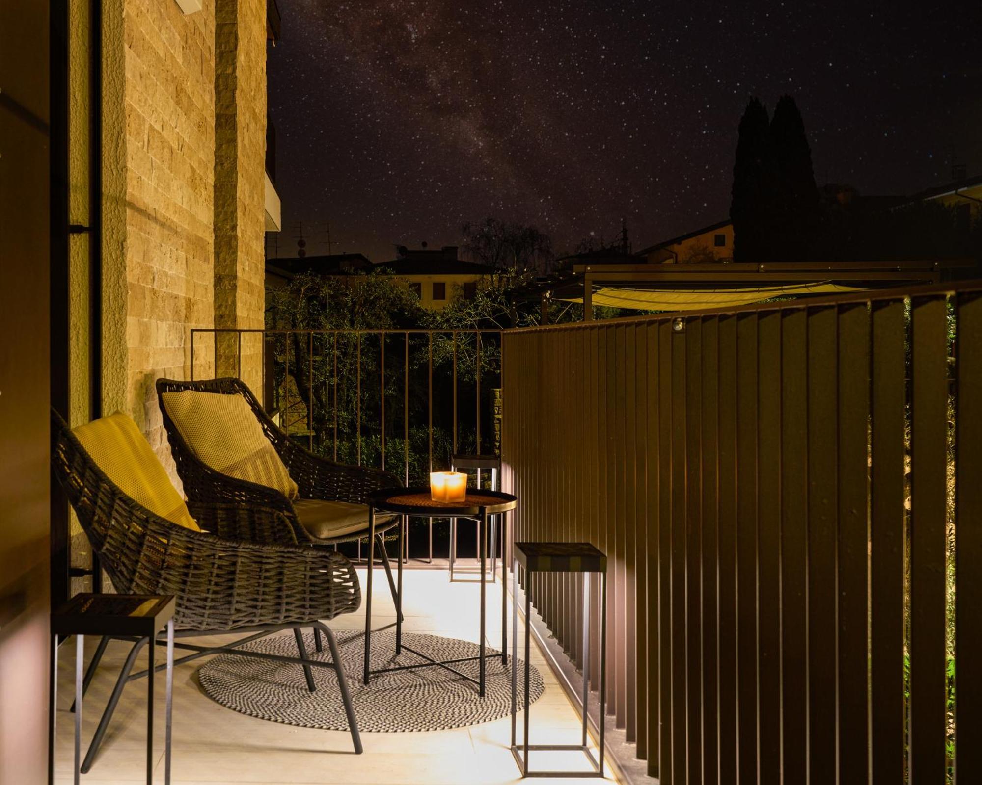 Salvatorehomes - Luxurious Dreamview Waterfront Apartment In Torri Del Benaco With Pool - Casa Azura - A 5 Star Luxury Collection At Lake Garda Exterior photo