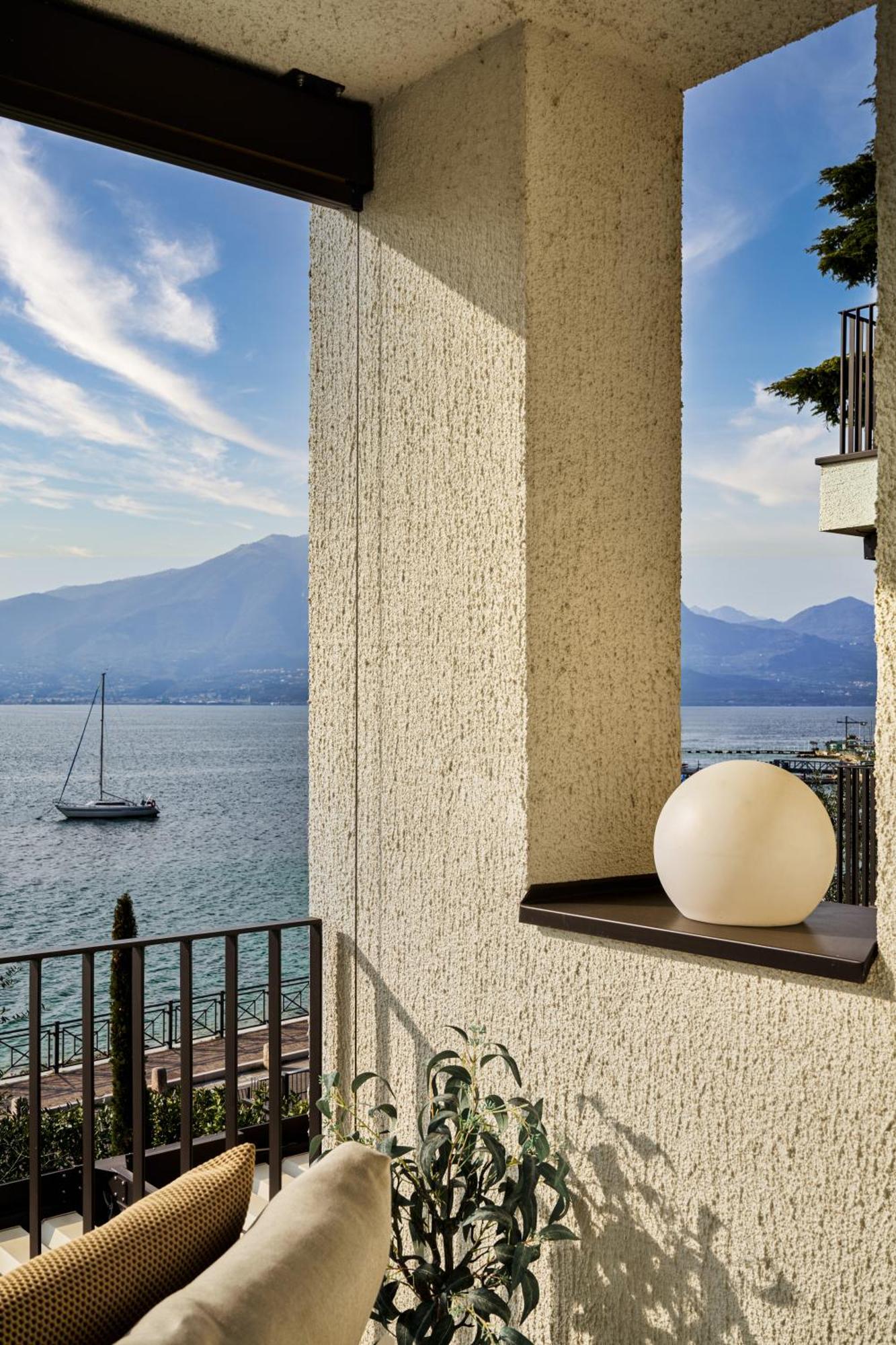 Salvatorehomes - Luxurious Dreamview Waterfront Apartment In Torri Del Benaco With Pool - Casa Azura - A 5 Star Luxury Collection At Lake Garda Exterior photo
